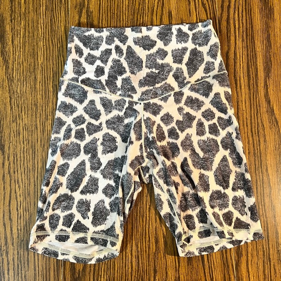 Offline by aerie Giraffe Print Bike Shorts in size Medium - Picture 3 of 7